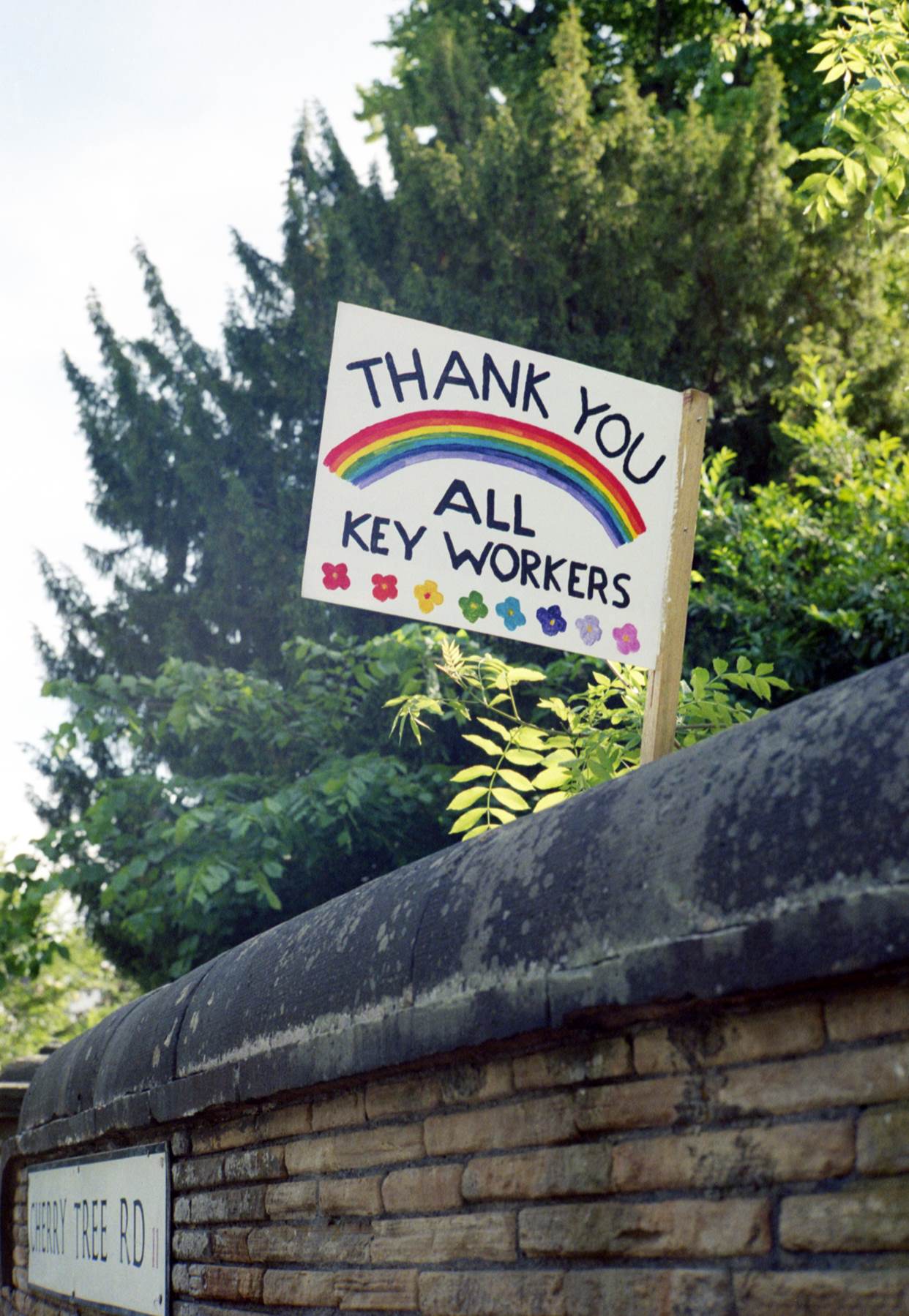 A hand drawn sign in someones garden thanking keyworkers 